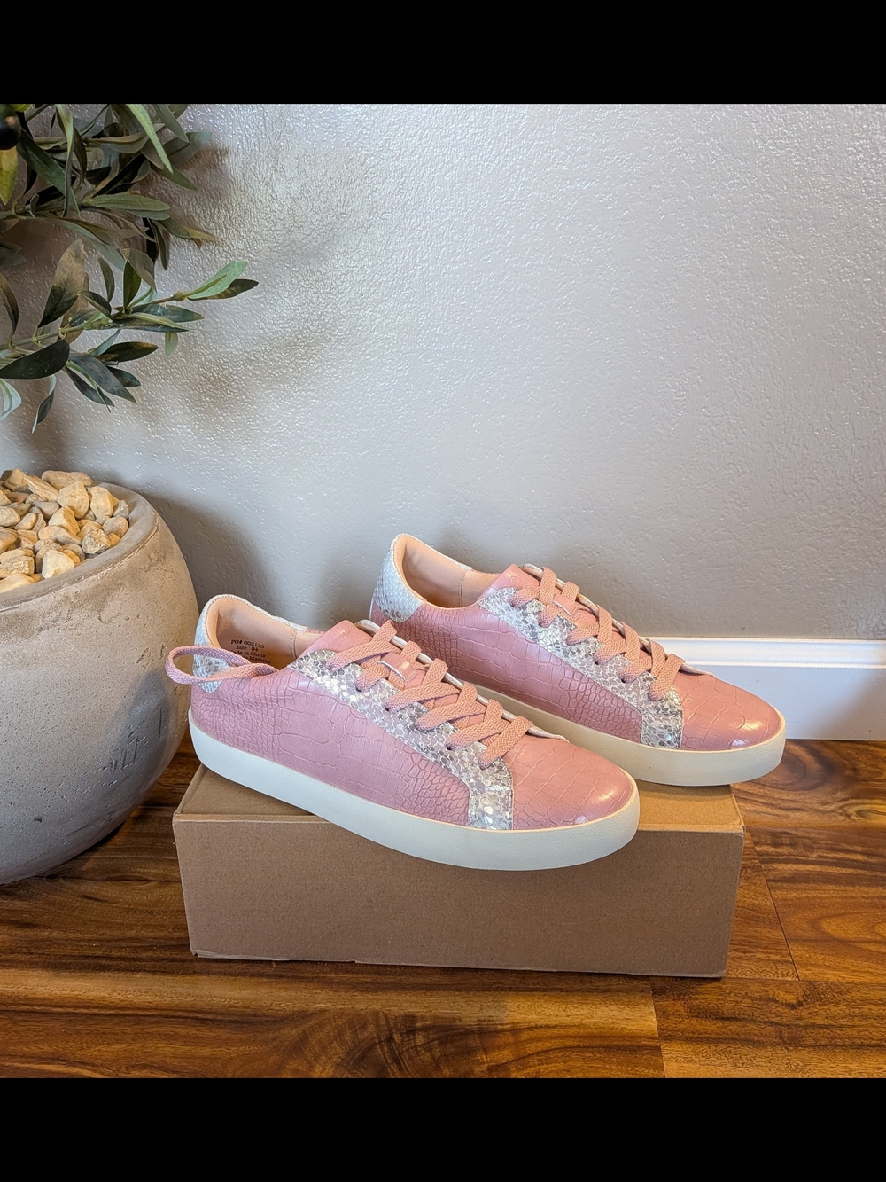NWT! Journee Collection Lace Up PINK Crocodile Print Sneakers Size 8.5M - Picture 2 of 6